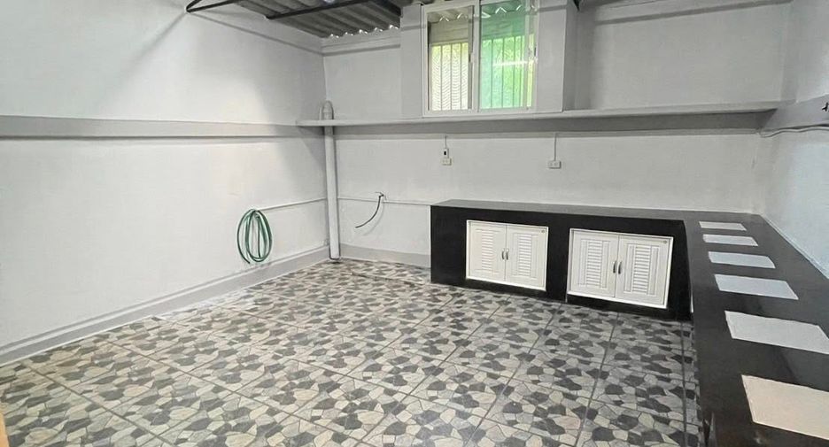 For rent 3 bedrooms townhouse in Si Racha, Chonburi