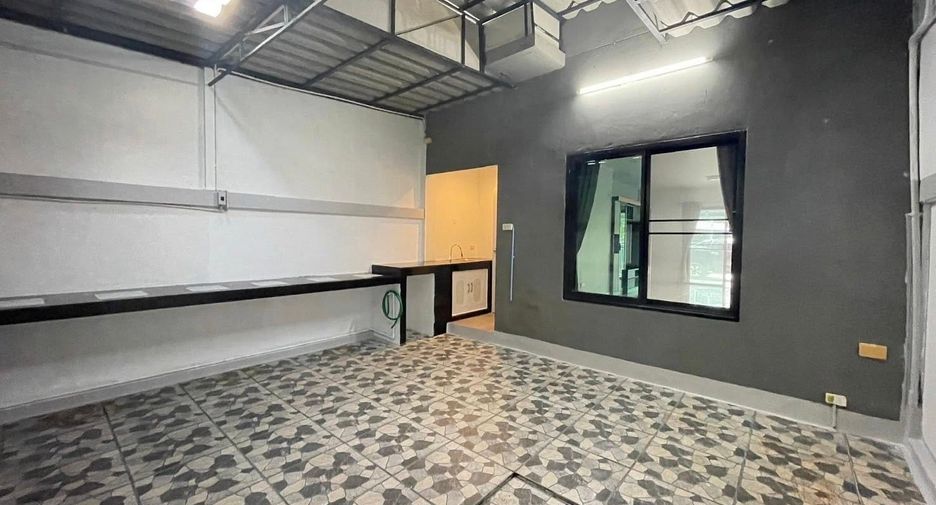 For rent 3 bedrooms townhouse in Si Racha, Chonburi