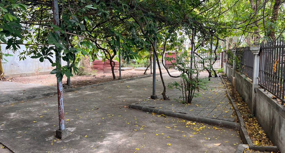 Local comercial en venta de 5 habitaciones en Mueang Udon Thani, Udon Thani