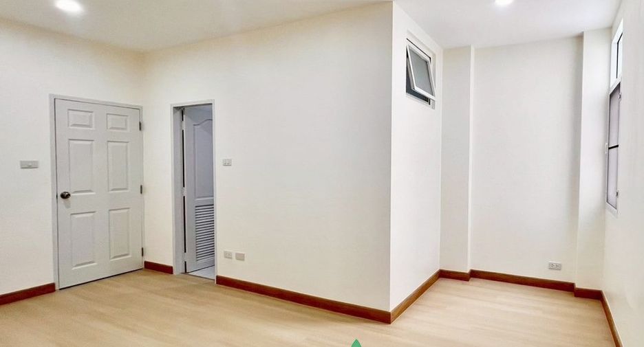 For sale 4 bedrooms townhouse in Phasi Charoen, Bangkok