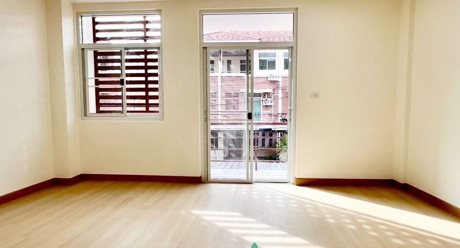 For sale 4 bedrooms townhouse in Phasi Charoen, Bangkok