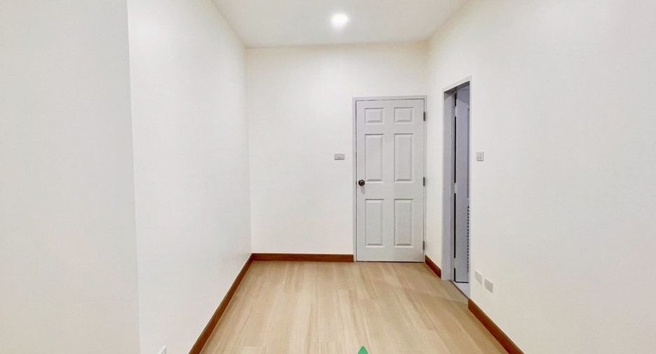 For sale 4 bedrooms townhouse in Phasi Charoen, Bangkok