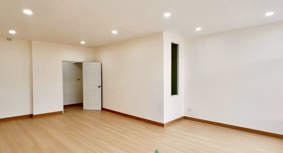 For sale 4 bedrooms townhouse in Phasi Charoen, Bangkok