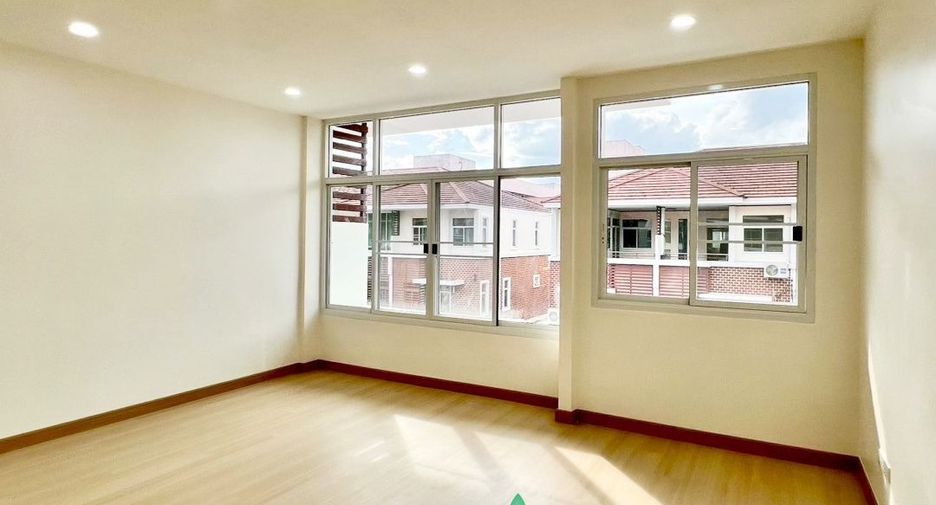 For sale 4 bedrooms townhouse in Phasi Charoen, Bangkok