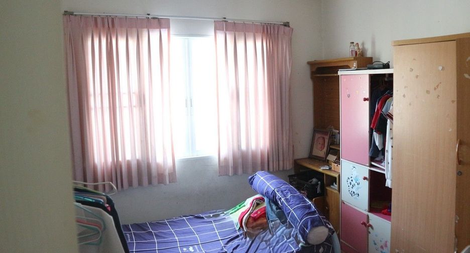 For sale 3 bedrooms townhouse in Bang Khun Thian, Bangkok