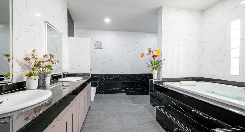 For sale 4 bedrooms villa in Bang Lamung, Chonburi