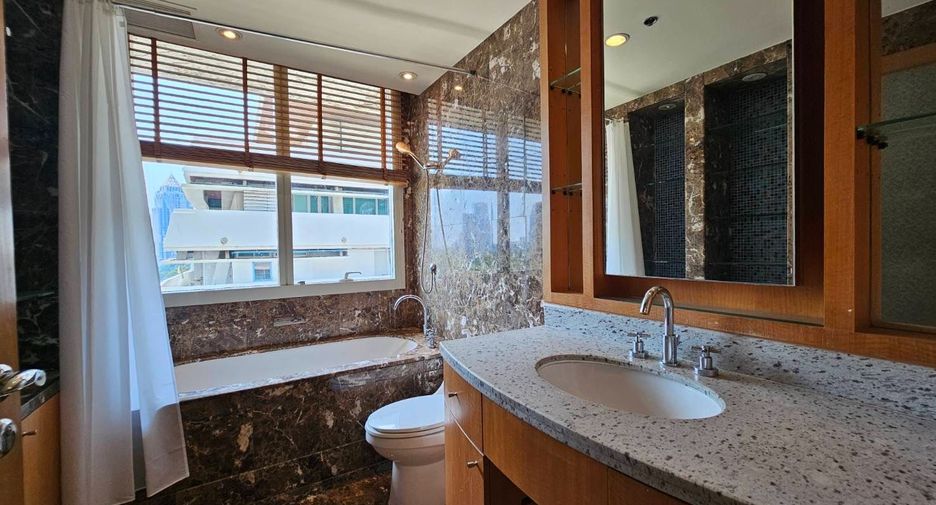 For rent 3 bedrooms condo in Pathum Wan, Bangkok