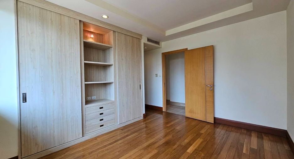 For rent 3 bedrooms condo in Pathum Wan, Bangkok
