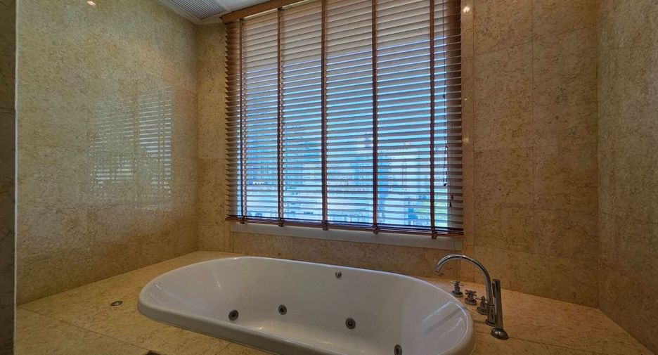 For rent 3 bedrooms condo in Pathum Wan, Bangkok