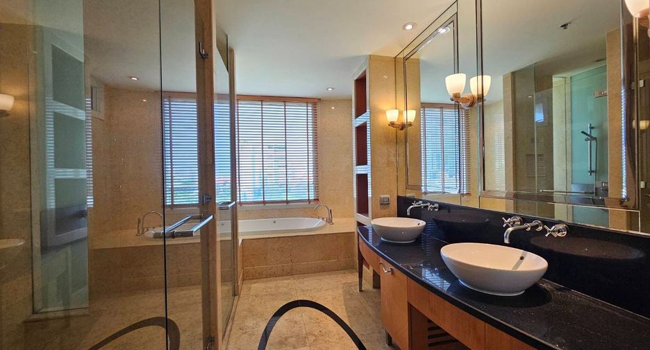 For rent 3 bedrooms condo in Pathum Wan, Bangkok