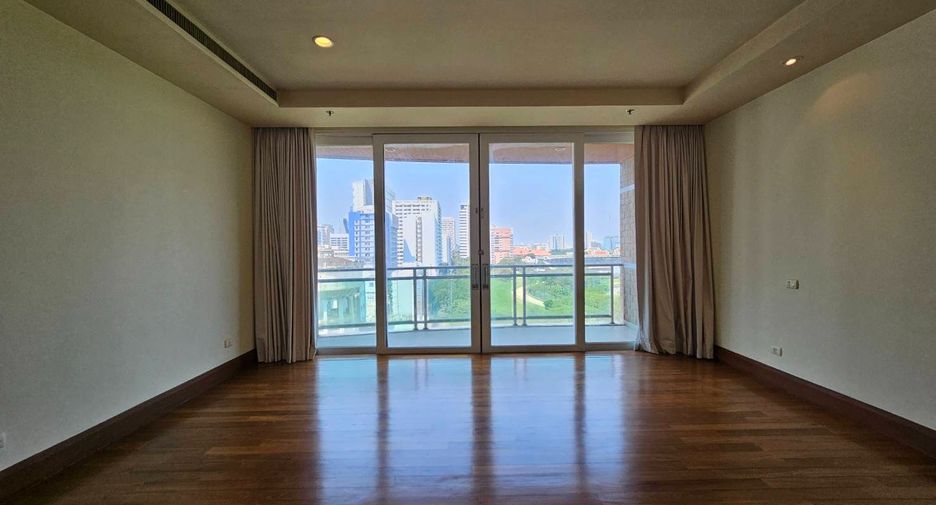 For rent 3 bedrooms condo in Pathum Wan, Bangkok