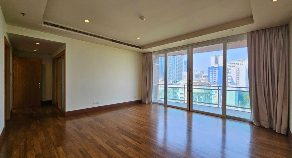 For rent 3 bedrooms condo in Pathum Wan, Bangkok