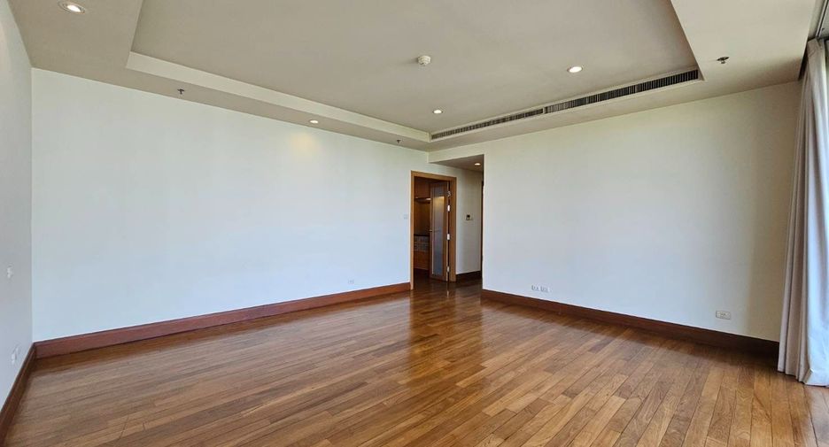 For rent 3 bedrooms condo in Pathum Wan, Bangkok