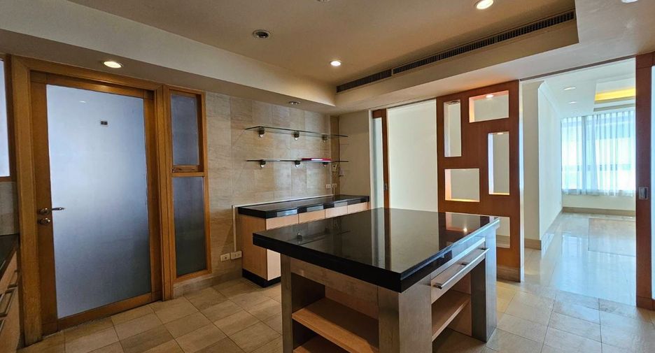 For rent 3 bedrooms condo in Pathum Wan, Bangkok