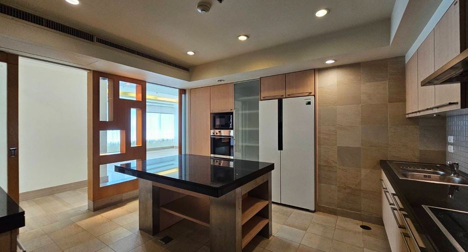 For rent 3 bedrooms condo in Pathum Wan, Bangkok