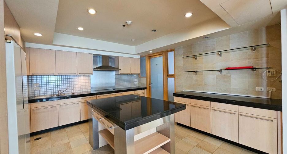 For rent 3 bedrooms condo in Pathum Wan, Bangkok