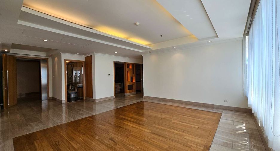 For rent 3 bedrooms condo in Pathum Wan, Bangkok