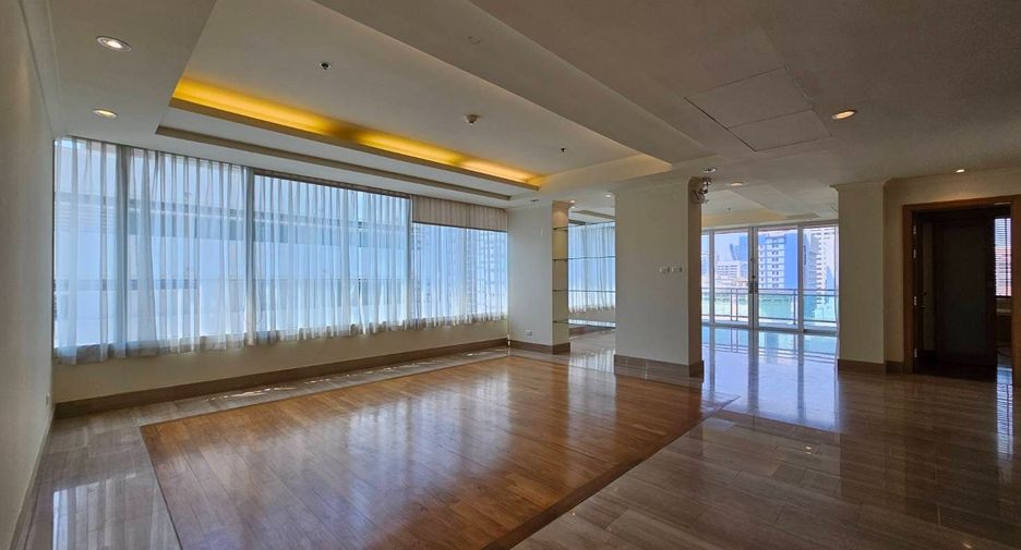 For rent 3 bedrooms condo in Pathum Wan, Bangkok