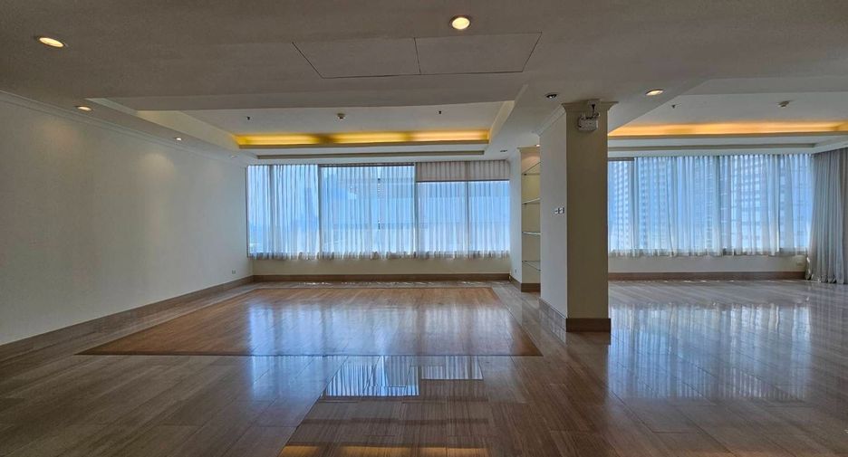 For rent 3 bedrooms condo in Pathum Wan, Bangkok