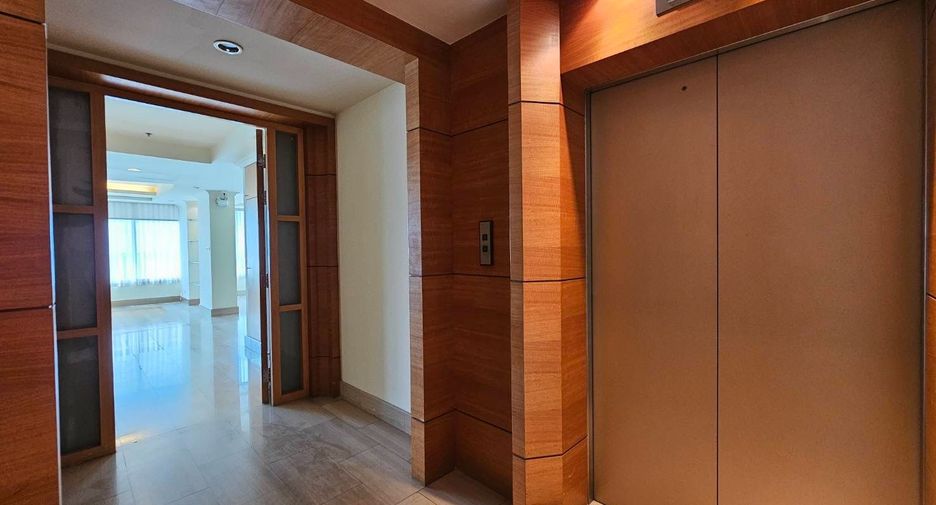 For rent 3 bedrooms condo in Pathum Wan, Bangkok