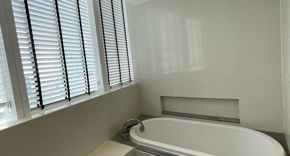 Condo en alquiler de 3 habitaciones en Khlong Toei, Bangkok