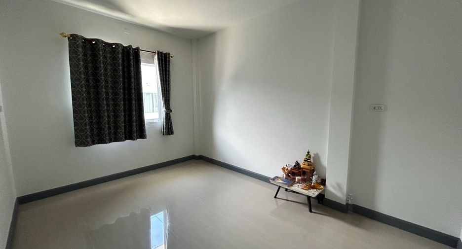 À vendre 3 chambres maison de ville à Mueang Chon Buri, Chonburi
