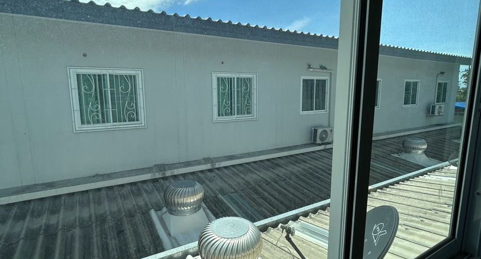 À vendre 3 chambres maison de ville à Mueang Chon Buri, Chonburi