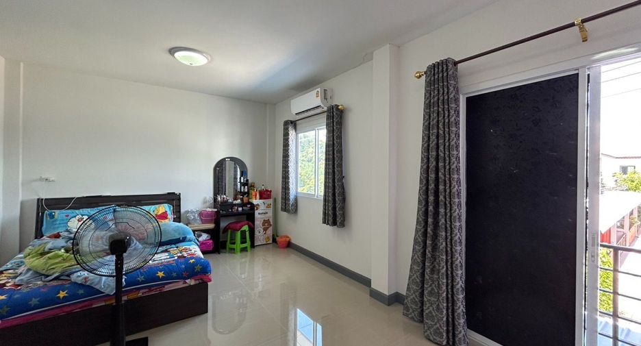 À vendre 3 chambres maison de ville à Mueang Chon Buri, Chonburi