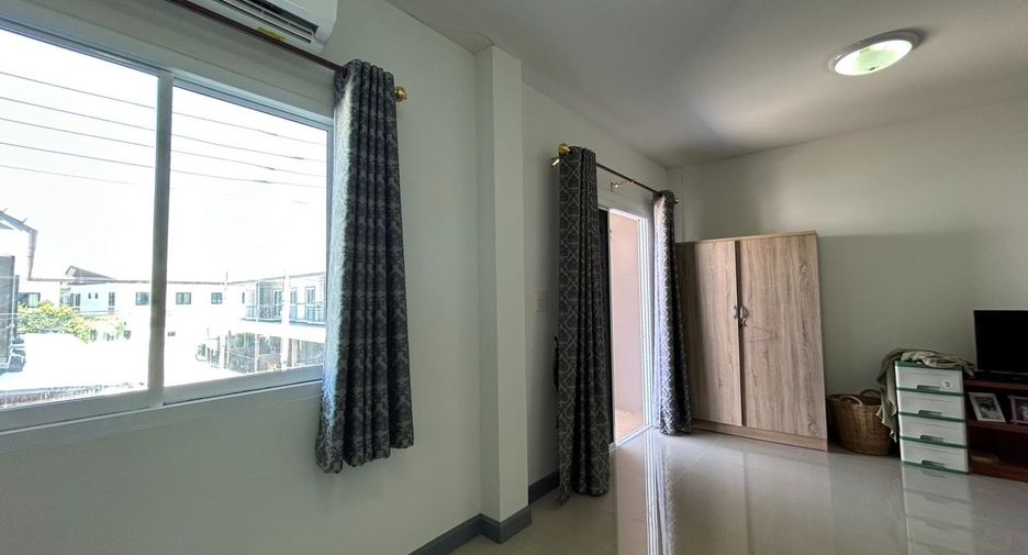 À vendre 3 chambres maison de ville à Mueang Chon Buri, Chonburi