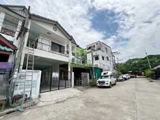 Casa adosada en venta de 4 habitaciones en Thawi Watthana, Bangkok