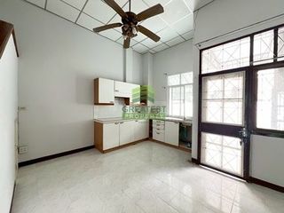 Casa adosada en venta de 4 habitaciones en Thawi Watthana, Bangkok