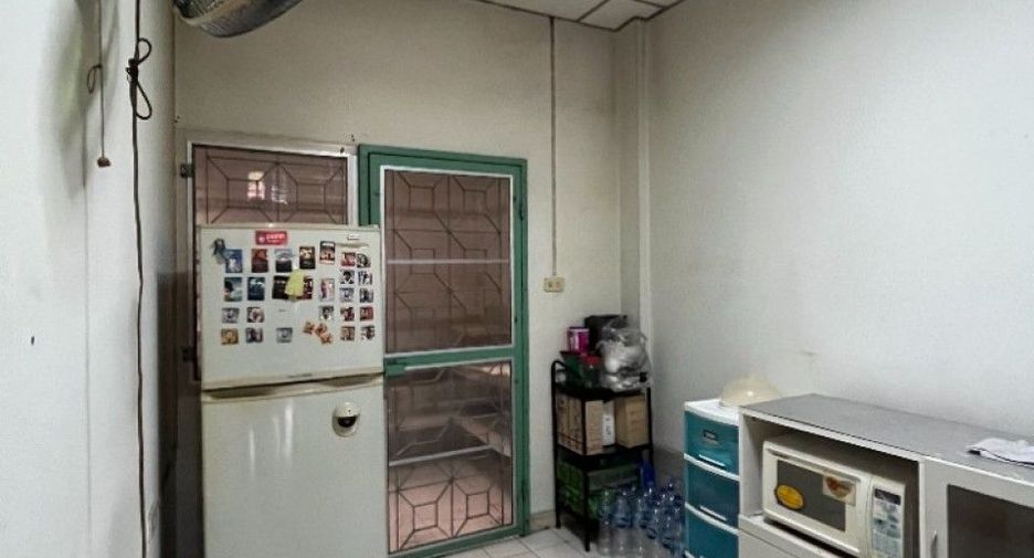 For sale 2 ベッドルーム townhouse in Saphan Sung, Bangkok