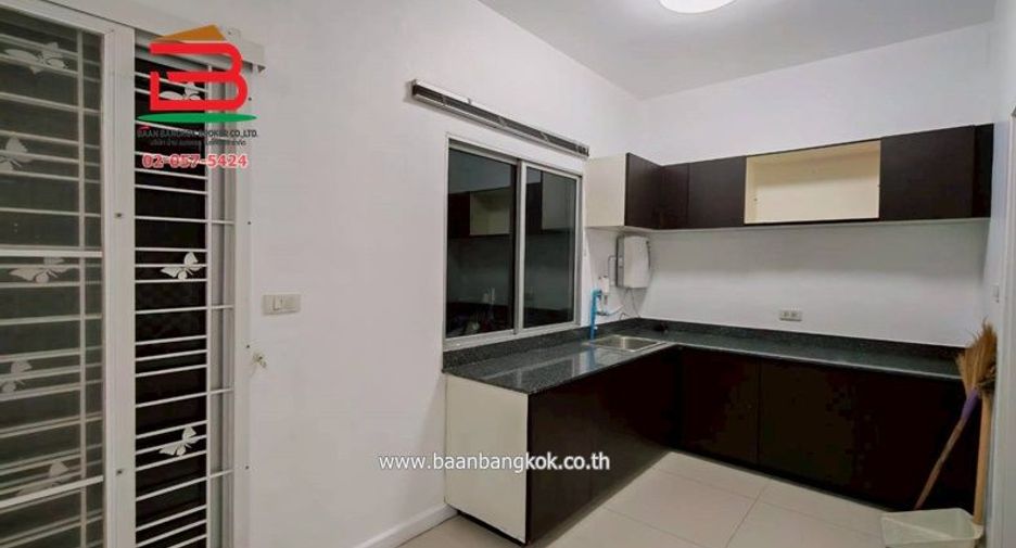 For sale 3 bedrooms townhouse in Don Mueang, Bangkok