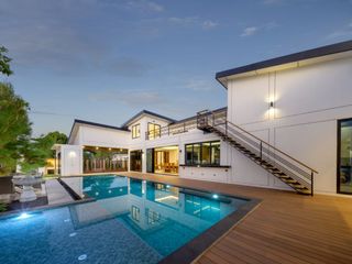 For sale 5 bedrooms villa in Mueang Chiang Mai, Chiang Mai