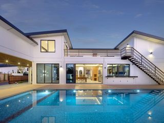 For sale 5 bedrooms villa in Mueang Chiang Mai, Chiang Mai