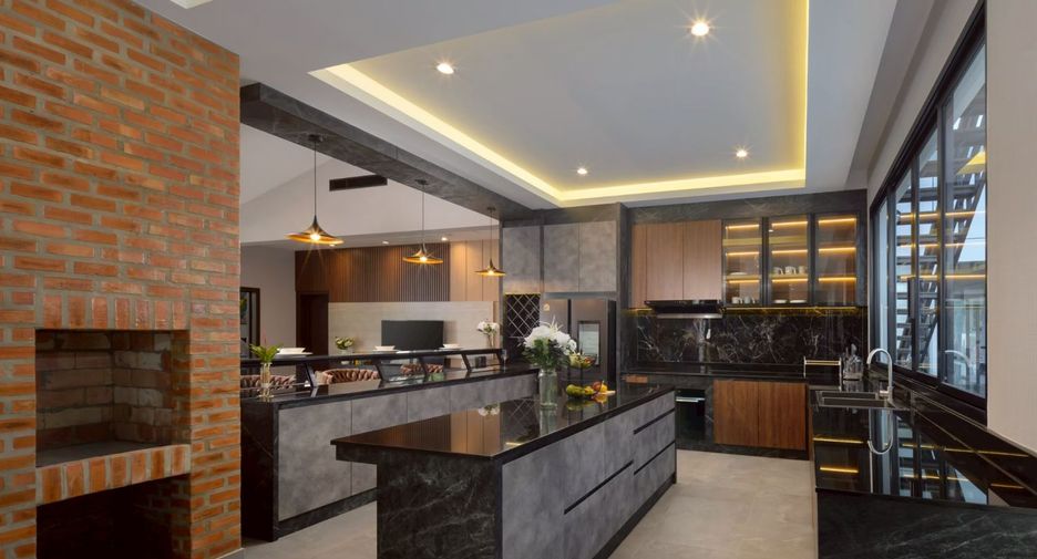 For sale 5 bedrooms villa in Mueang Chiang Mai, Chiang Mai