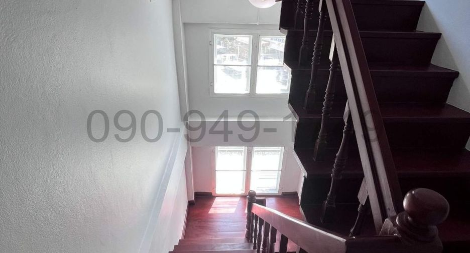 For rent 3 bedrooms retail Space in Wang Thonglang, Bangkok