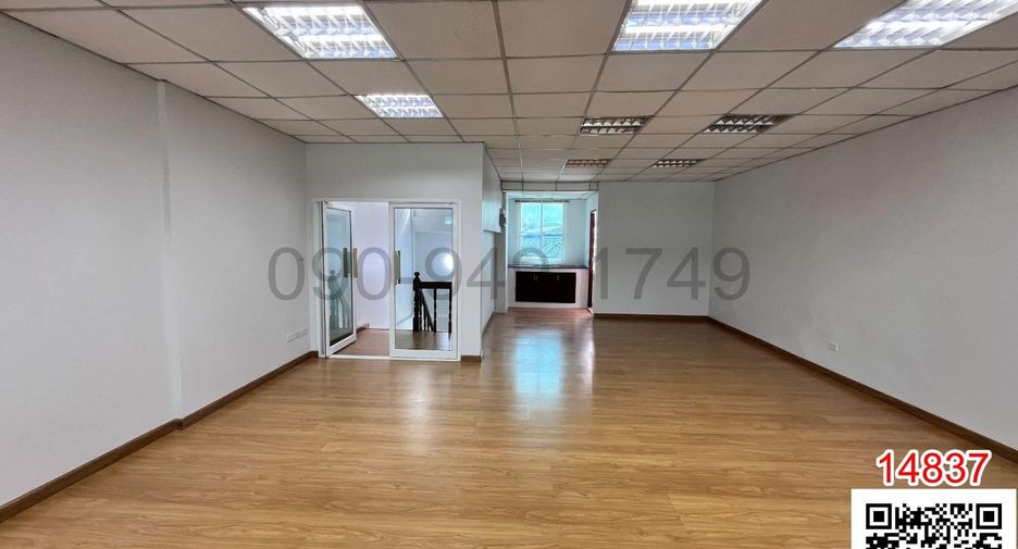 For rent 3 bedrooms retail Space in Wang Thonglang, Bangkok