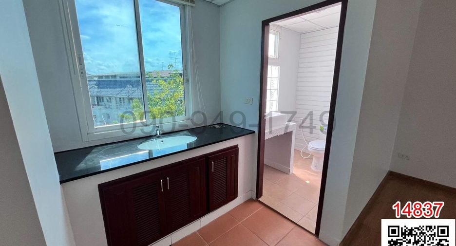 For rent 3 bedrooms retail Space in Wang Thonglang, Bangkok