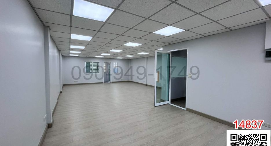 For rent 3 bedrooms retail Space in Wang Thonglang, Bangkok