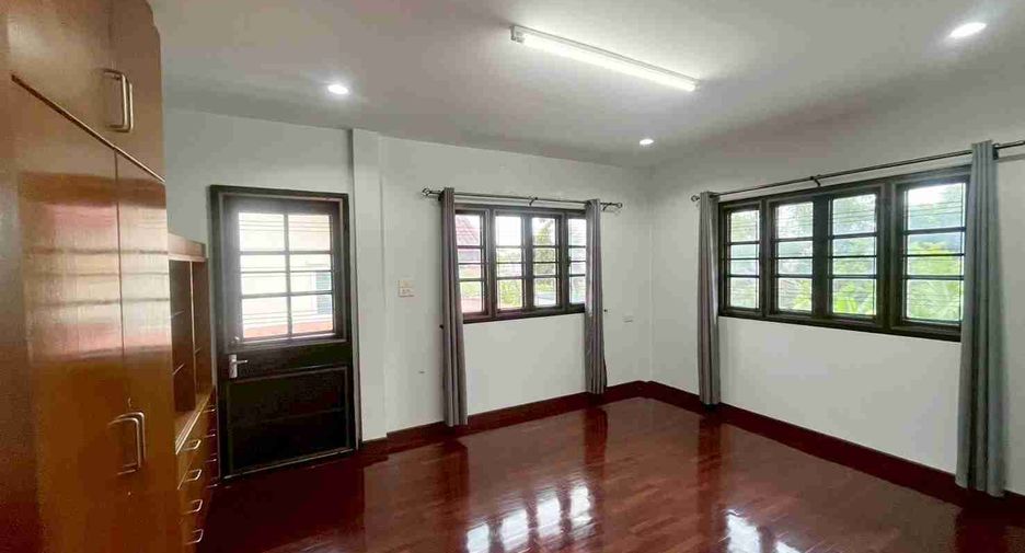For sale 5 bedrooms house in Saphan Sung, Bangkok