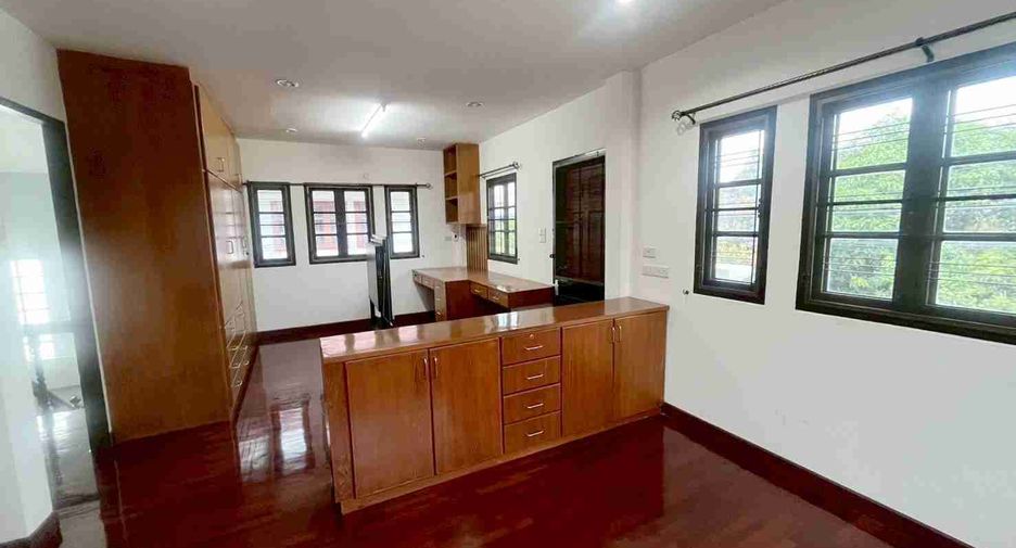For sale 5 bedrooms house in Saphan Sung, Bangkok