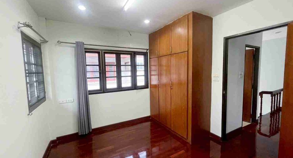 For sale 5 bedrooms house in Saphan Sung, Bangkok