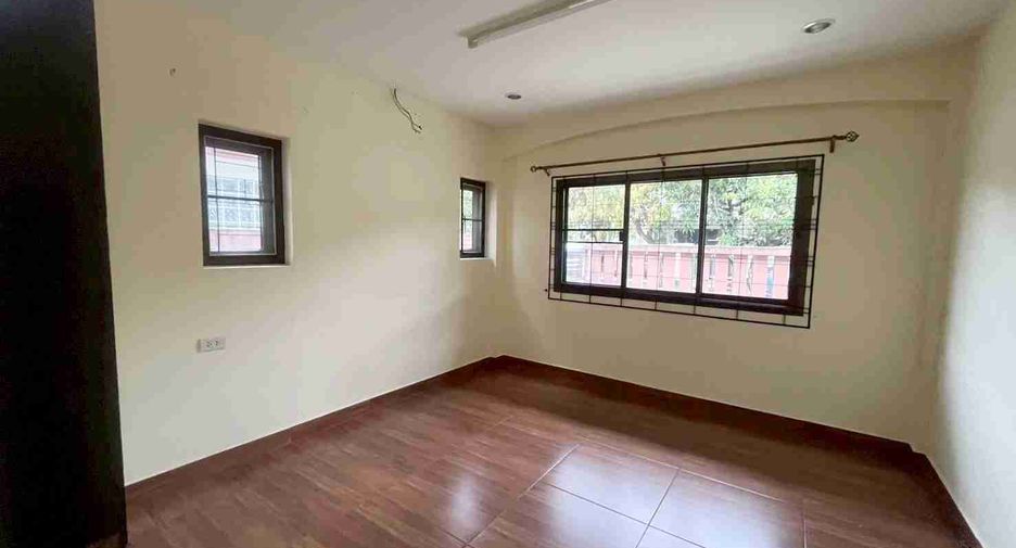 For sale 5 bedrooms house in Saphan Sung, Bangkok