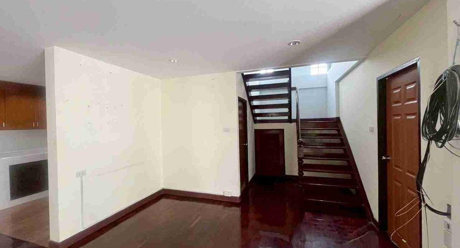 For sale 5 bedrooms house in Saphan Sung, Bangkok