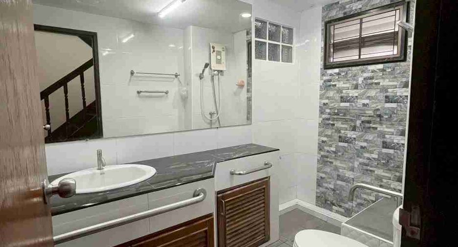 For sale 5 bedrooms house in Saphan Sung, Bangkok