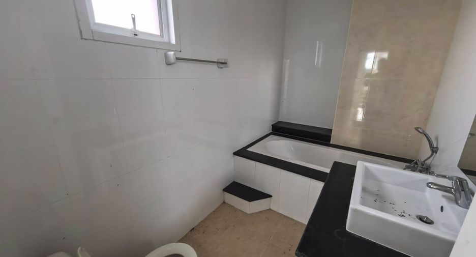 Casa adosada en venta de 7 habitaciones en Ban Chang, Rayong