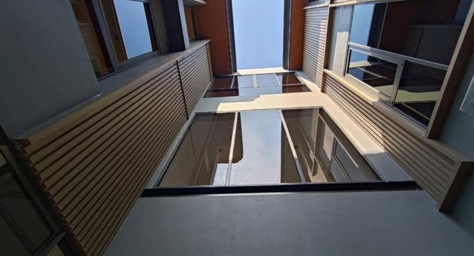 For rent 4 bedrooms condo in Wang Thonglang, Bangkok