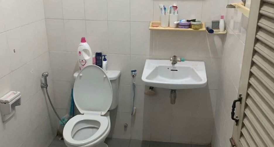 出售 2 卧室 联排别墅 在 Ban Pong, Ratchaburi