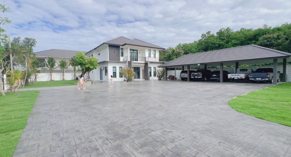 For sale 7 bedrooms hotel in Khlong Toei, Bangkok